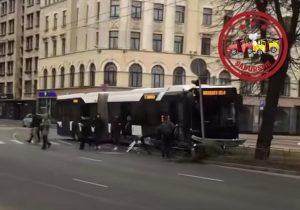 Rīgā satiksmes negadījums ar autobusu, cilvēki pulcējušies pie bojāta transportlīdzekļa