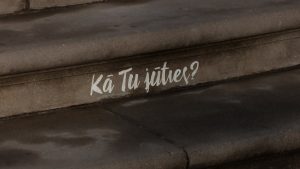 Uz kāpnēm uzraksts “Kā Tu jūties?” par mentālo veselību