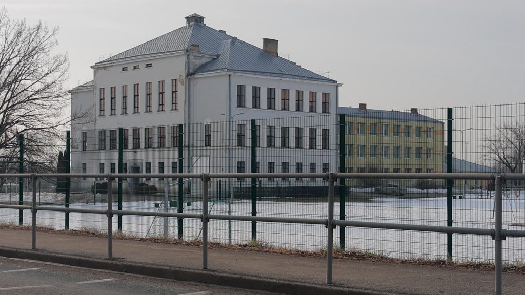 Aknīstes skolas ēka ziemā