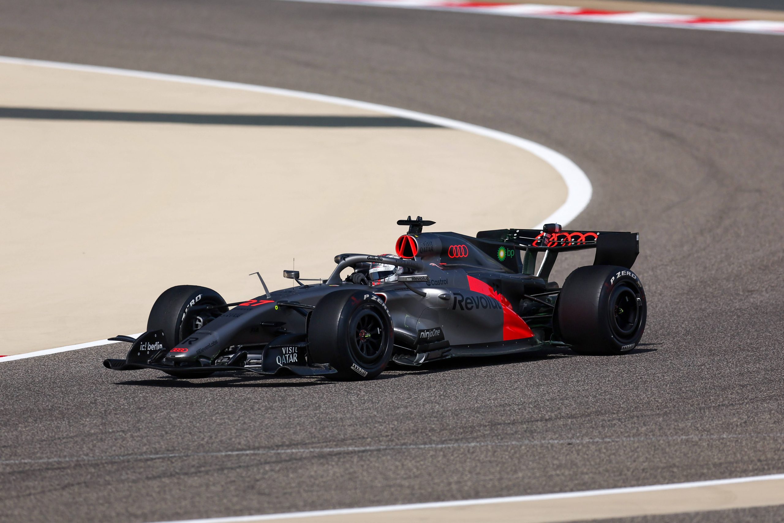 Formula 1 sacīkšu bolīds trasē Bahreinā