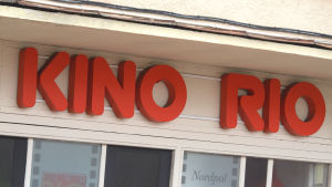 Uzraksts “KINO RIO” uz kinoteātra ēkas fasādes.
