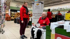 Brīvprātīgais un pircēja pārtikas bankas akcijā “Paēdušai Latvijai”