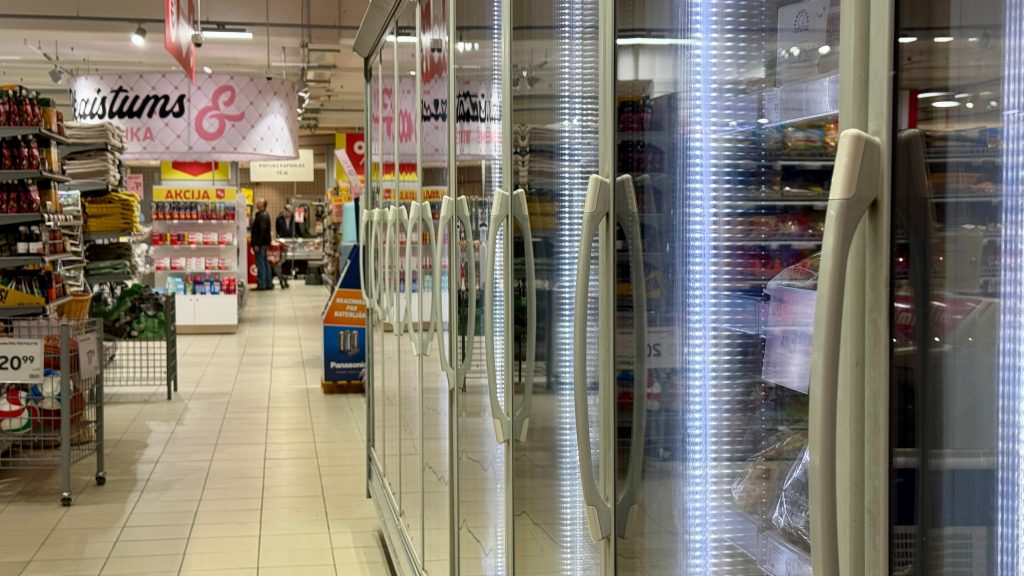 Saldētavas ar stikla durvīm pārtikas veikalā