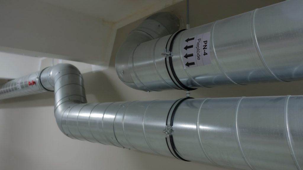 Ventilācijas sistēmas caurules patvertnē