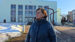 Peldēšanas trenere Astra Ozoliņa pie Jelgavas peldbaseina ēkas