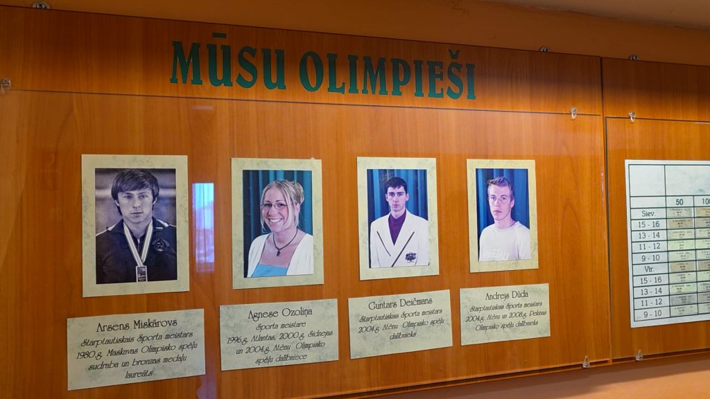 Jelgavas peldbaseina sienā izvietota galerija “Mūsu olimpieši”