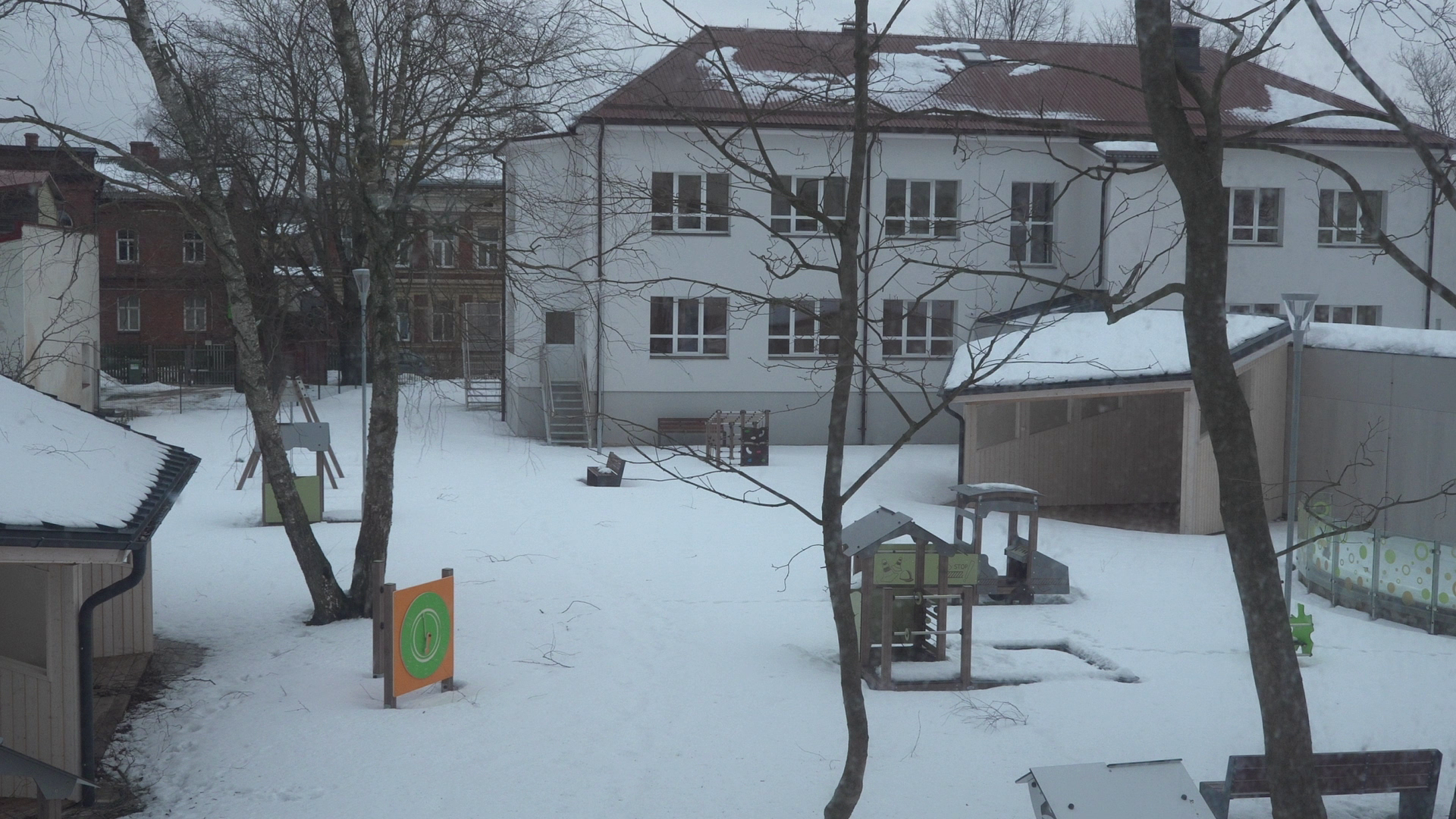 Paplašinātais Liepājas bērnudārzs “Kriksītis” ar rotaļu laukumu ziemā pēc renovācijas darbiem.