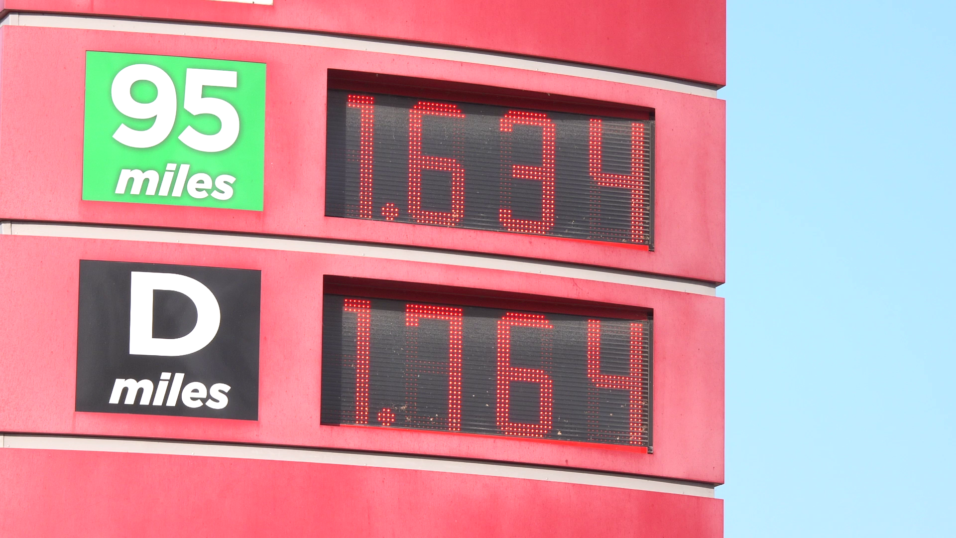 Degvielas uzpildes stacijas “95 miles” cenu tablo ar benzīna un dīzeļdegvielas cenām.