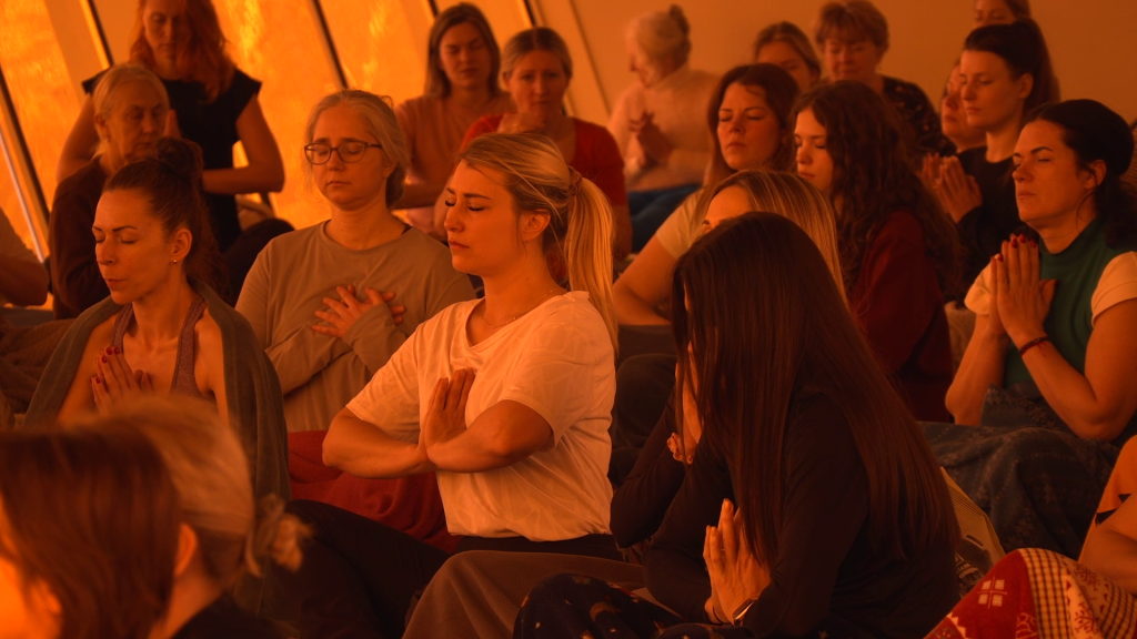 Cilvēki meditācijas nodarbībā koncertzālē “Lielais dzintars” Liepājā