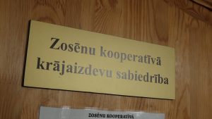 Zosēnu krājaizdevumu sabiedrības izkārtne uz sienas.
