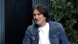 Agris Semēvics džinsa jakā intervijā TV studijā