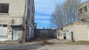 Pamesta rūpnieciska ēka ar grafiti un bojātām sienām