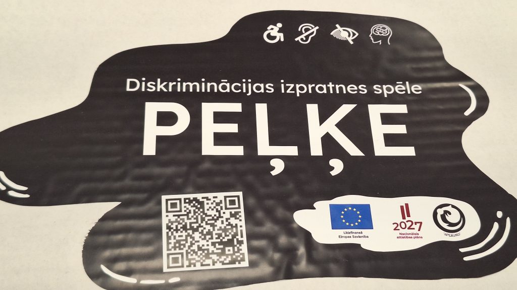 Spēles “Peļķe” plakāts ar QR kodu un simboliem