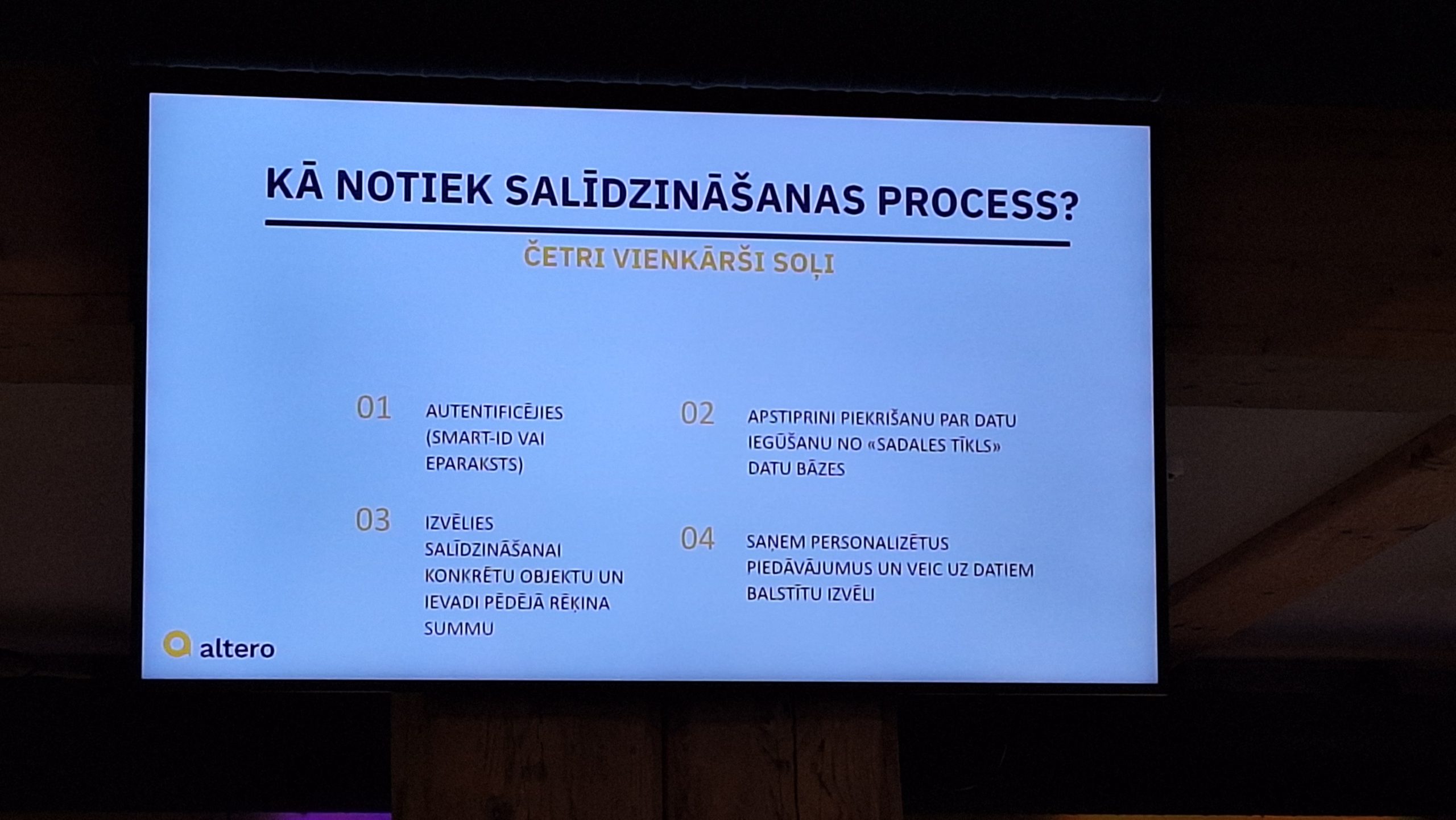Prezentācijas slaids ar salīdzināšanas procesa soļiem