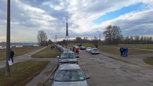 Taksometru vadītāju protests Rīgā ar automašīnu kolonnām pie televīzijas torņa.