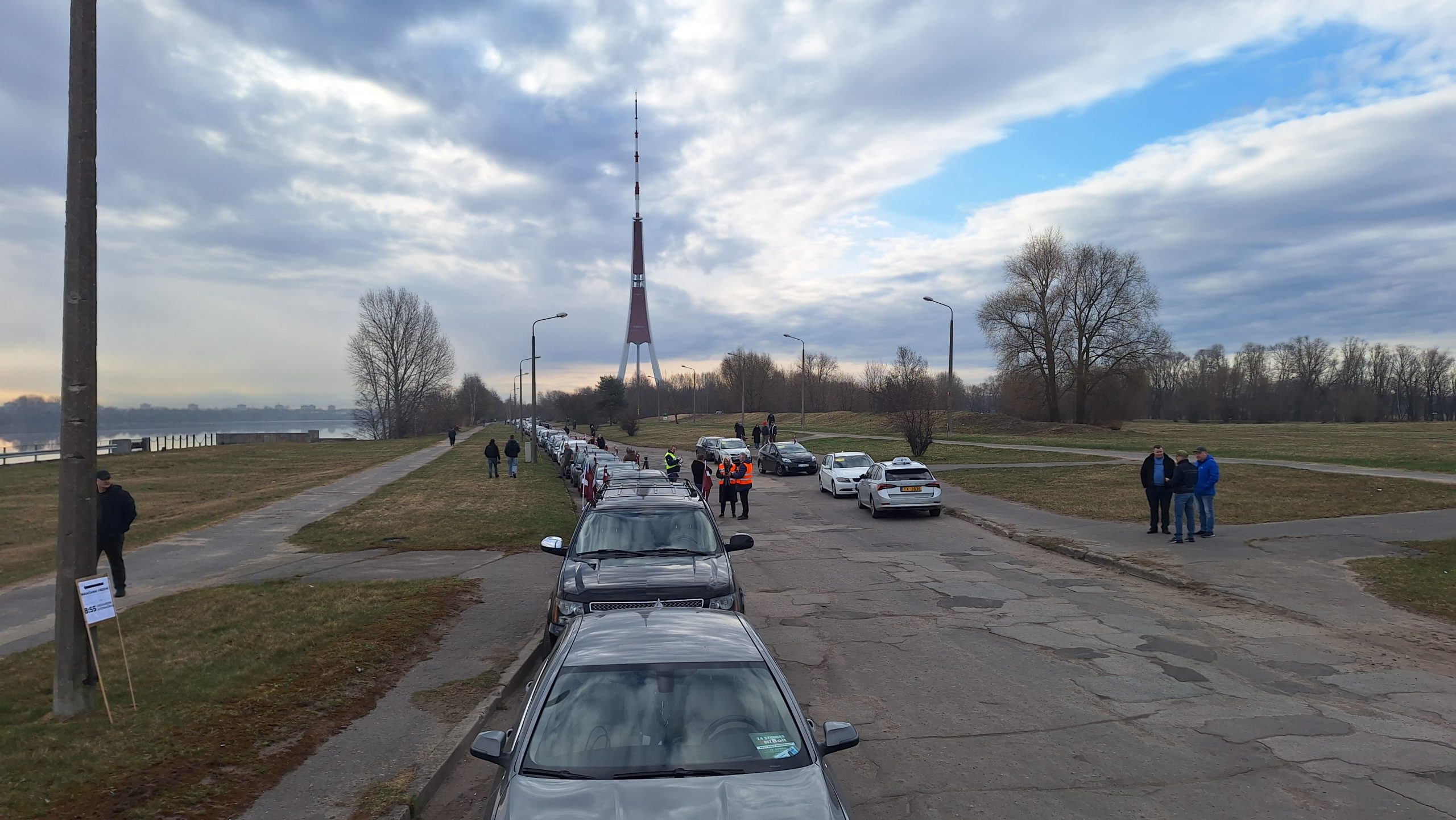 Taksometru vadītāju protests Rīgā ar automašīnu kolonnām pie televīzijas torņa.