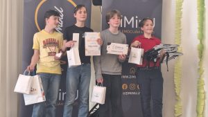 Skolēni ar diplomu un balvām “ZiMinU” erudīcijas čempionāta finālā.