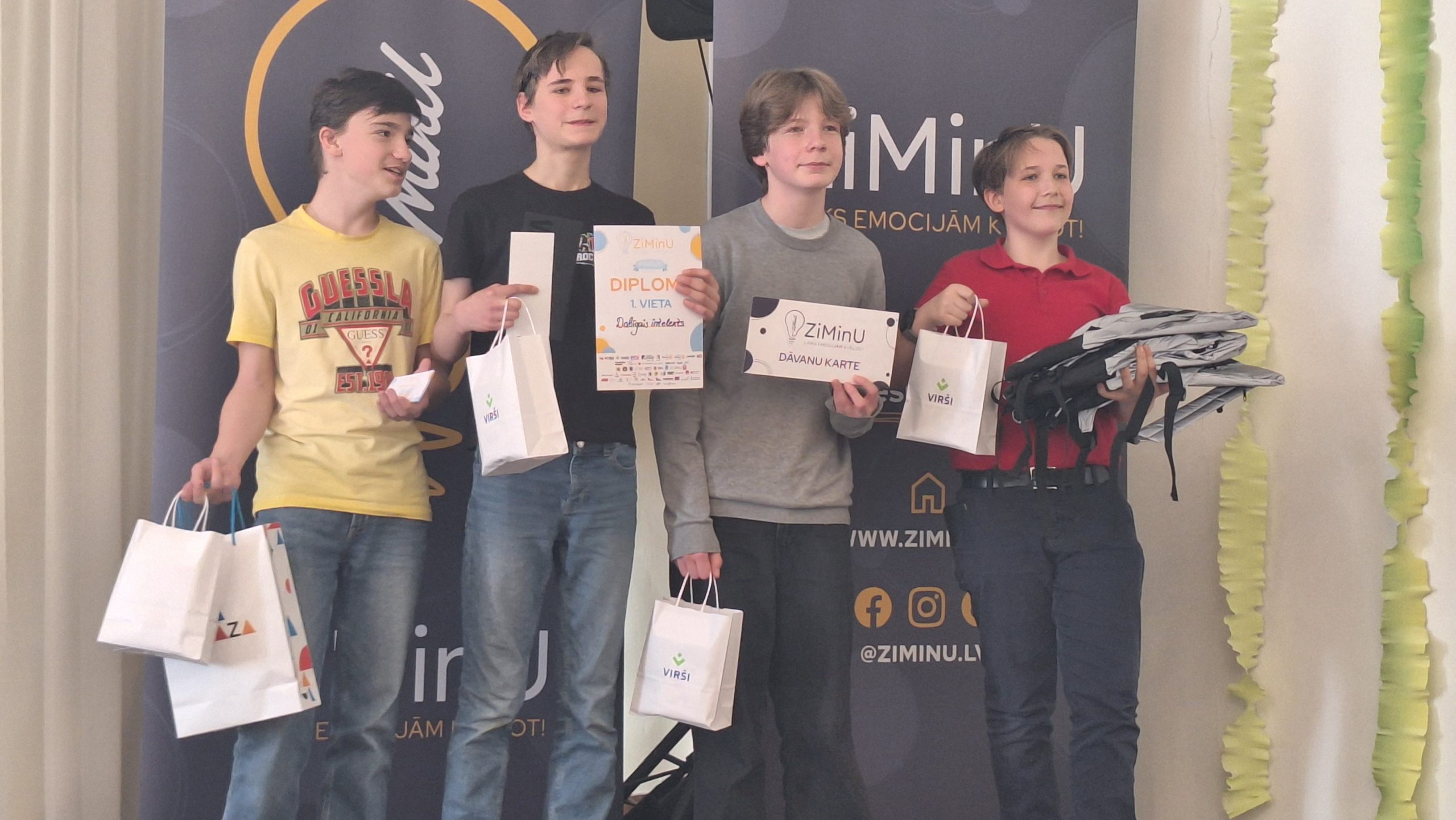 Skolēni ar diplomu un balvām “ZiMinU” erudīcijas čempionāta finālā.