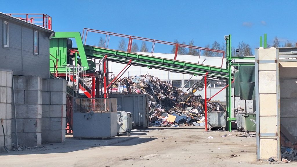 Atkritumu šķirošanas laukums ar būvgružu kaudzi