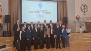Debašu dalībnieki “Skolēni pret politiķiem” stāv kopā uz skatuves