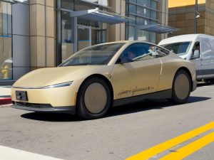 Tesla “Cybercab” bez vadītāja uz pilsētas ielas