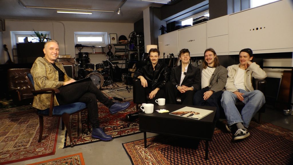 Atis Zviedris un grupa Sudden Lights sēž mūzikas studijā intervijas laikā