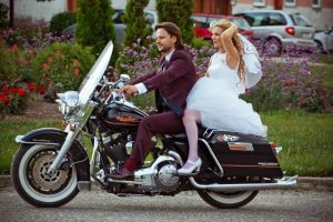 Jaunlaulātie brauc ar motociklu kāzu dienā