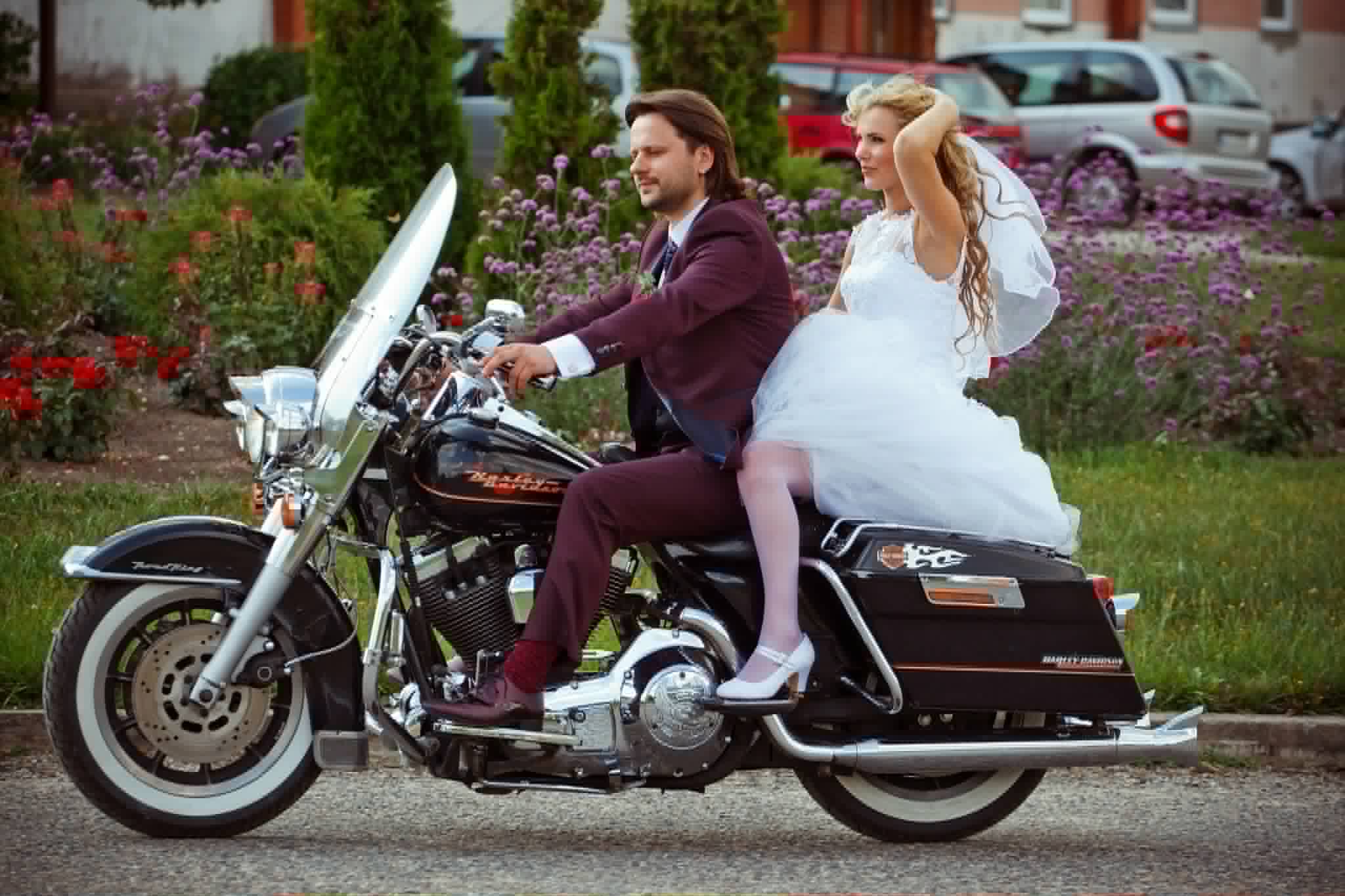 Jaunlaulātie brauc ar motociklu kāzu dienā