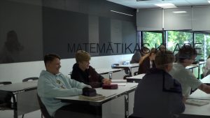 Skolēni matemātikas klasē mācību stundas laikā