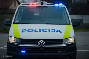 Policijas automašīna ar ieslēgtām zilām un sarkanām bākugunīm