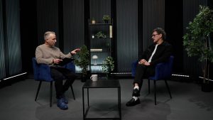 Atis Zviedris intervē Ivo Fominu studijā, abi sēž krēslos pretī viens otram