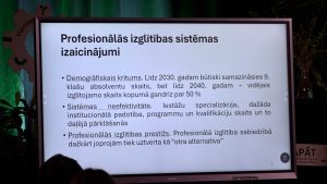 Prezentācijas slaids par profesionālās izglītības sistēmas izaicinājumiem konferencē.