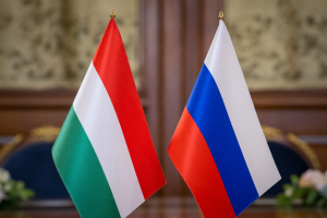 Ungārijas un Krievijas karogi uz galda diplomātiskā vidē.