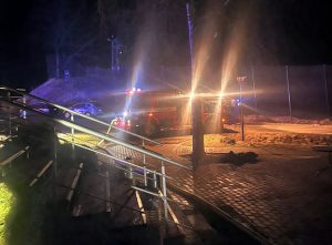 Ugunsdzēsēju brigāde nakts laikā dzēš ugunsgrēku Krimuldas pagastā