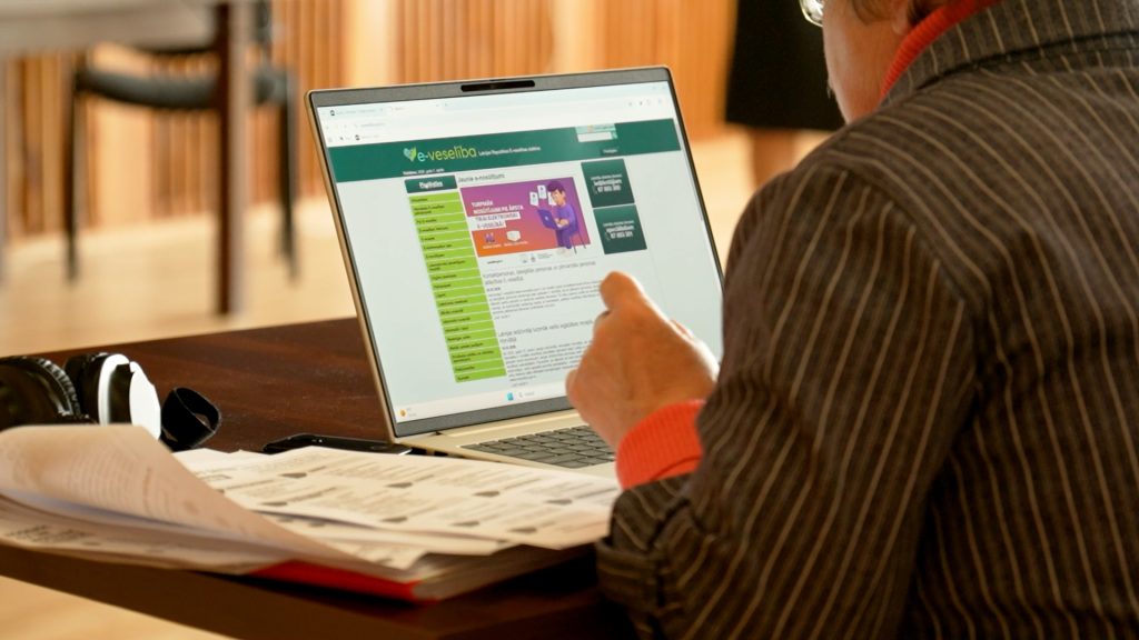 Cilvēks izmanto datoru e-veselības portālā