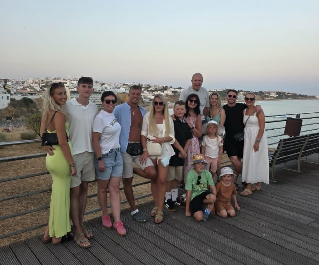 Ģimenes foto pie jūras promenādes Īrijā