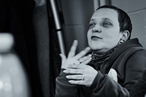 Sieviete sarunas laikā žestikulē ar rokām
