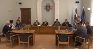 Pašvaldības sēde ar deputātiem pie galda sanāksmju telpā