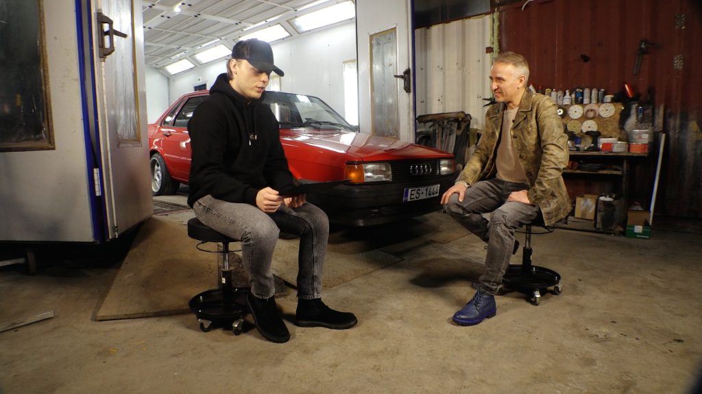 Atis Zviedris intervē Edvardu Strazdiņu autoservisā pie sarkanā Audi 80 automobiļa