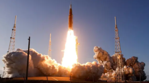 NASA “Artemis 2” raķetes starts no Kenedija Kosmosa centra.
