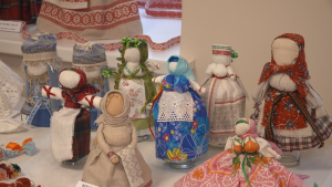 Roku darbs – dažādas tradicionālās lelles latviskā stilā