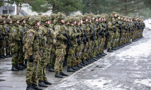 Igaunijas karavīri ierindā militārajās mācībās.