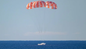 “Artemis II” kapsulas nolaišanās Klusajā okeānā pēc misijas ap Mēnesi.