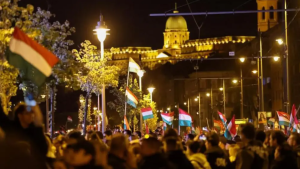 Cilvēku pūlis Budapeštā ar Ungārijas karogiem naktī pēc parlamenta vēlēšanām.