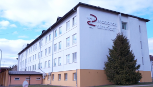 Madonas slimnīcas ēka no ārpuses ar redzamu nosaukumu.