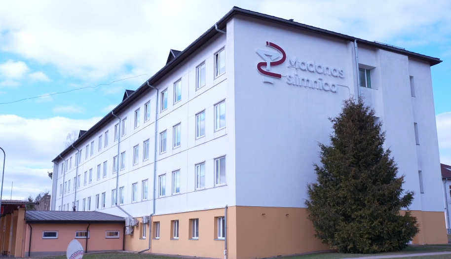 Madonas slimnīcas ēka no ārpuses ar redzamu nosaukumu.