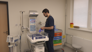Medicīnas speciālists pie neonatālās aprūpes stacijas slimnīcā