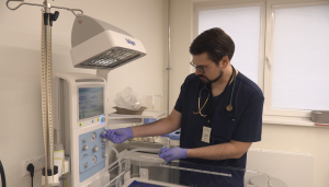 Medicīnas speciālists regulē neonatālās aprūpes iekārtu slimnīcā
