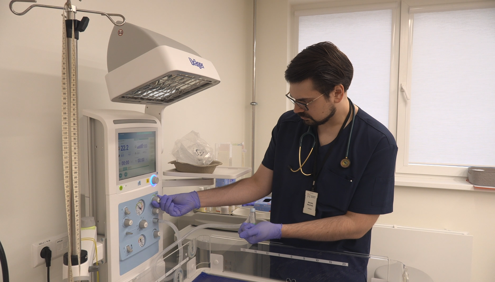 Medicīnas speciālists regulē neonatālās aprūpes iekārtu slimnīcā