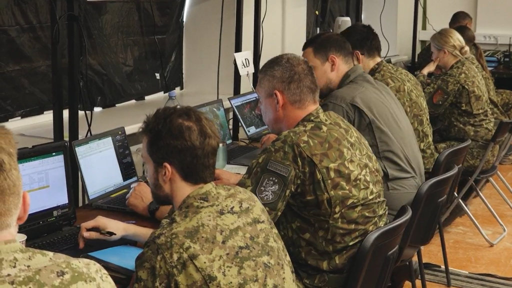 Karavīri analizē datus pie portatīvajiem datoriem